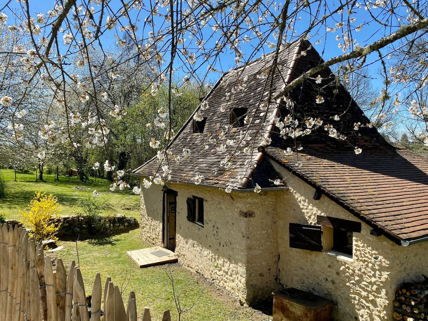 La maison périgourdine et son jardin au printemps