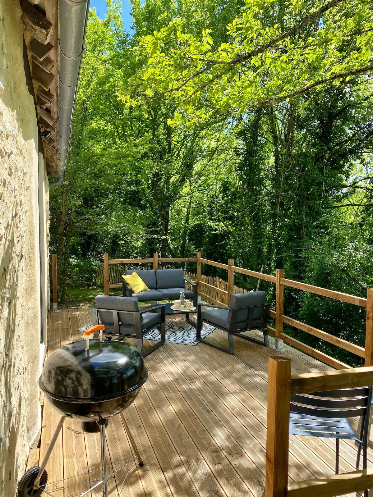 La terrasse en bois ouverte sur le vallon
